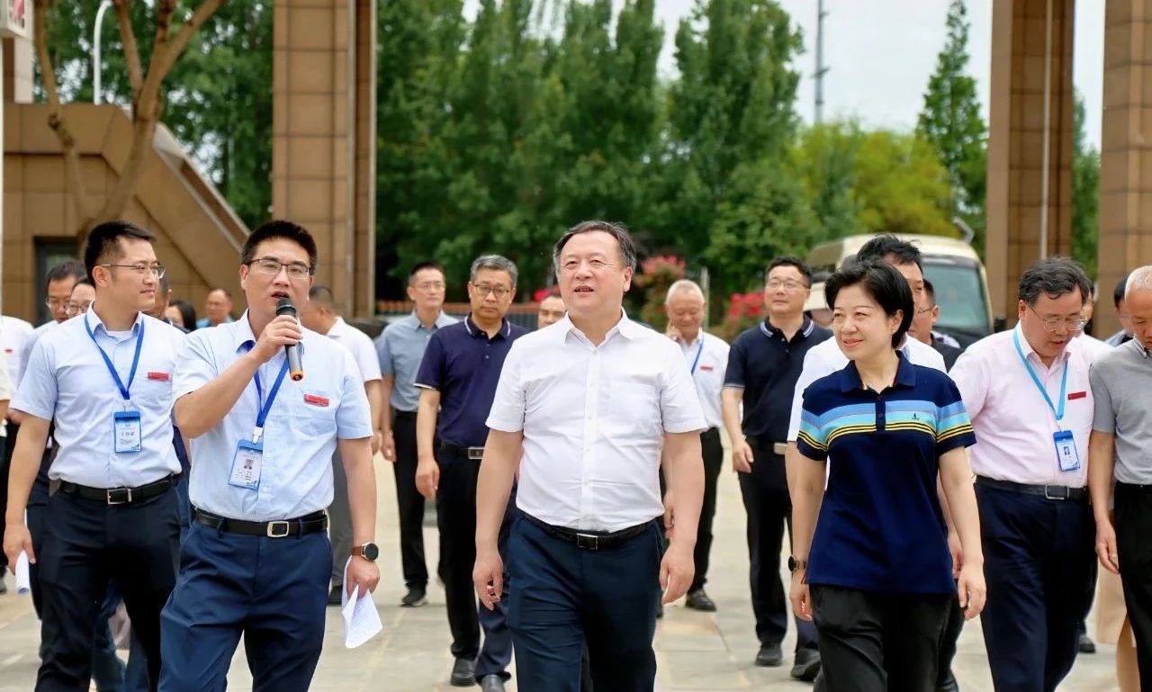 省政协副主席许唯临院士一行莅临beat365调研指导