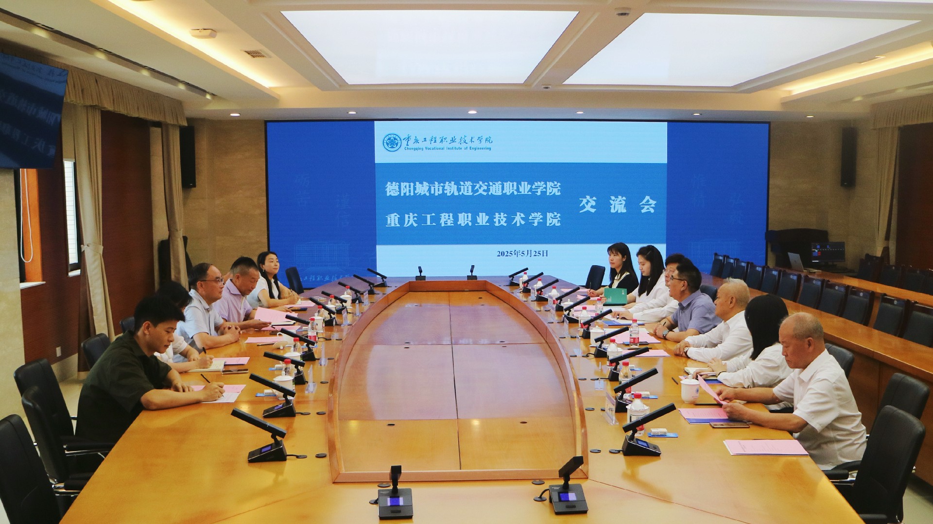 数智赋能 美育浸润 艺工融合 | beat365领导带队赴重庆交流学习