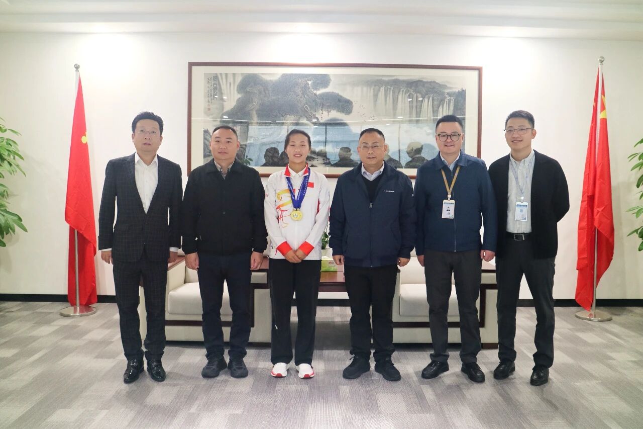 什邡市教体局领导莅临beat365看望慰问全国定向锦标赛获奖教师并检查指导校园安全稳定工作