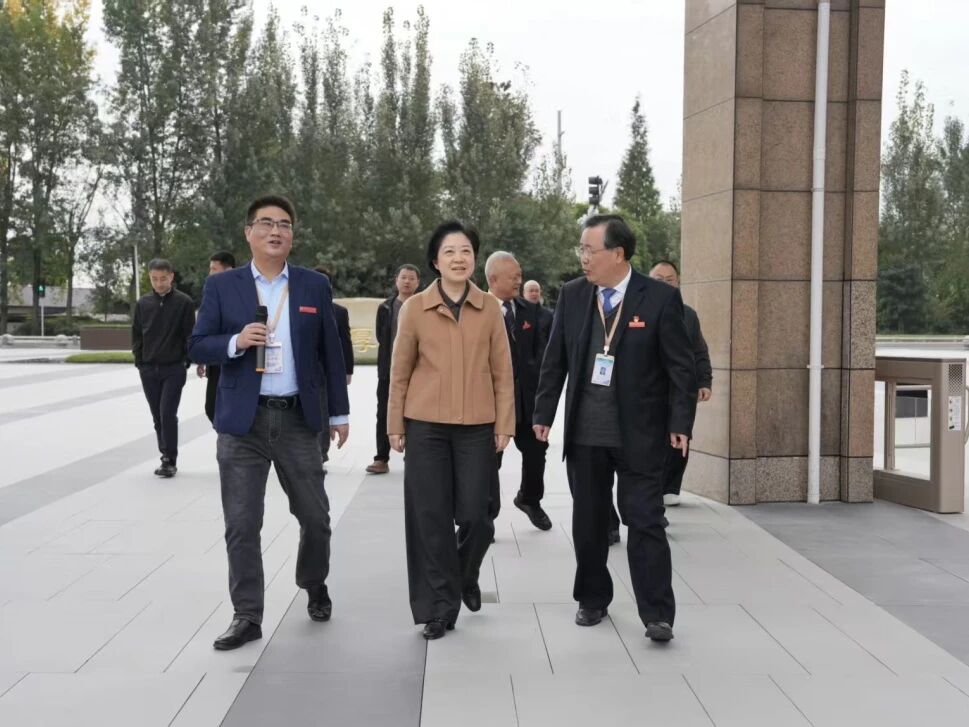 什邡市委晏世莹书记一行莅临beat365调研指导